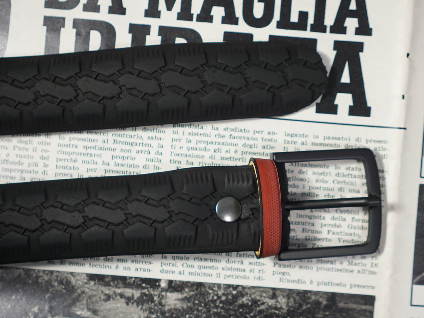 Cintura in copertone di bicicletta con fibbia nera.