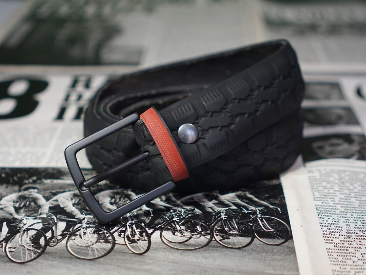 Cintura in copertone di bicicletta con fibbia nera.