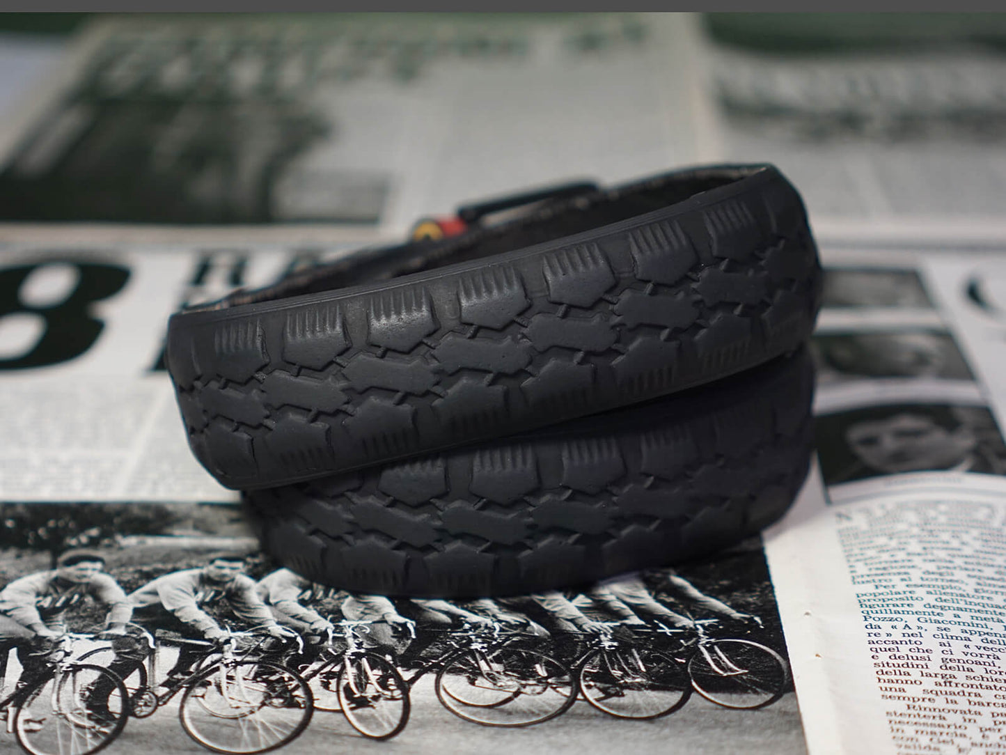 Cintura in copertone di bicicletta con fibbia nera.