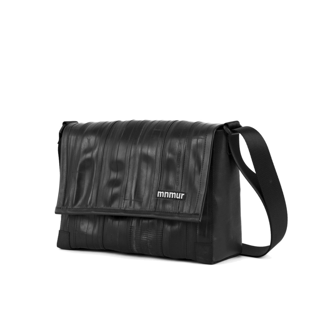 borsa a tracolla in camera d'aria riciclata, borsa vegan, messenger bag nera fatta a mano in Italia