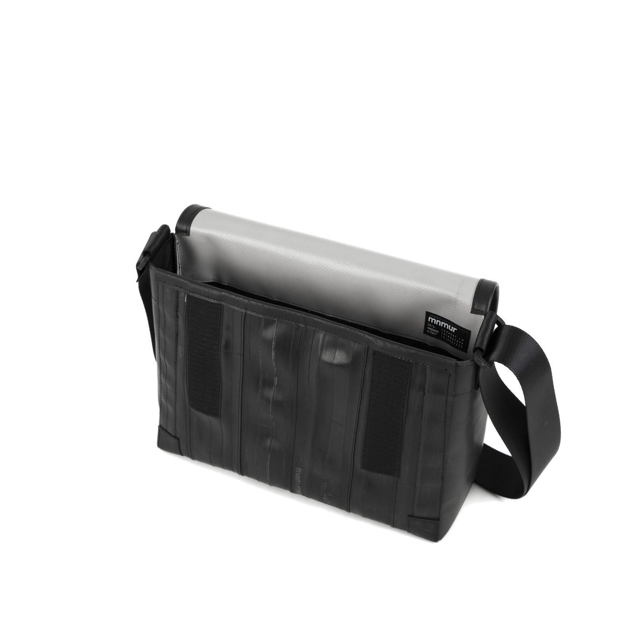 borsa a tracolla in camera d'aria riciclata, borsa vegan, messenger bag nera fatta a mano in Italia