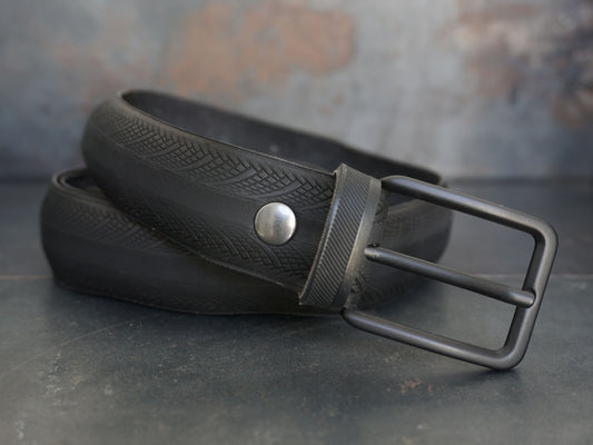 Cintura in copertone di bicicletta riciclato di colore nero con fibbia in metallo nero opaco.