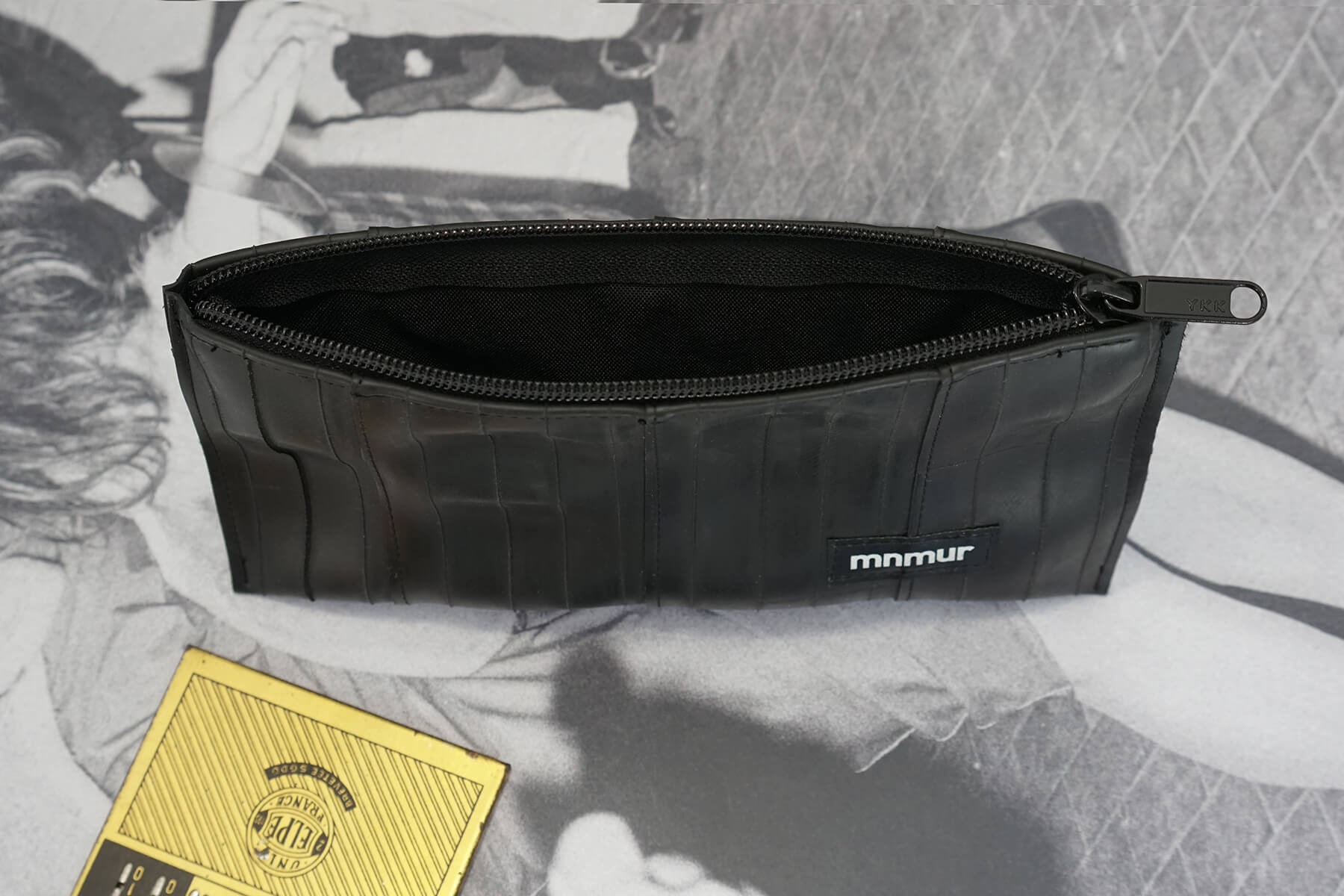 Busta porta oggetti con cerniera zip.