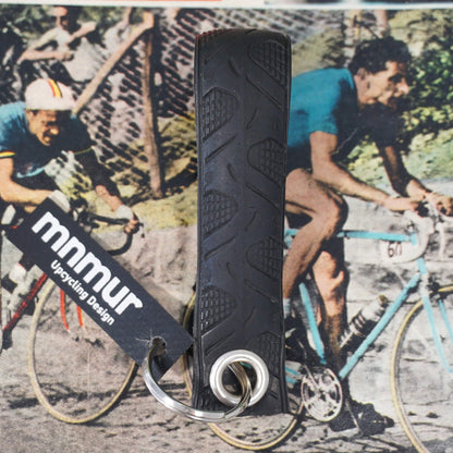 Portachiavi in copertone di bicicletta riciclato. Colore Nero