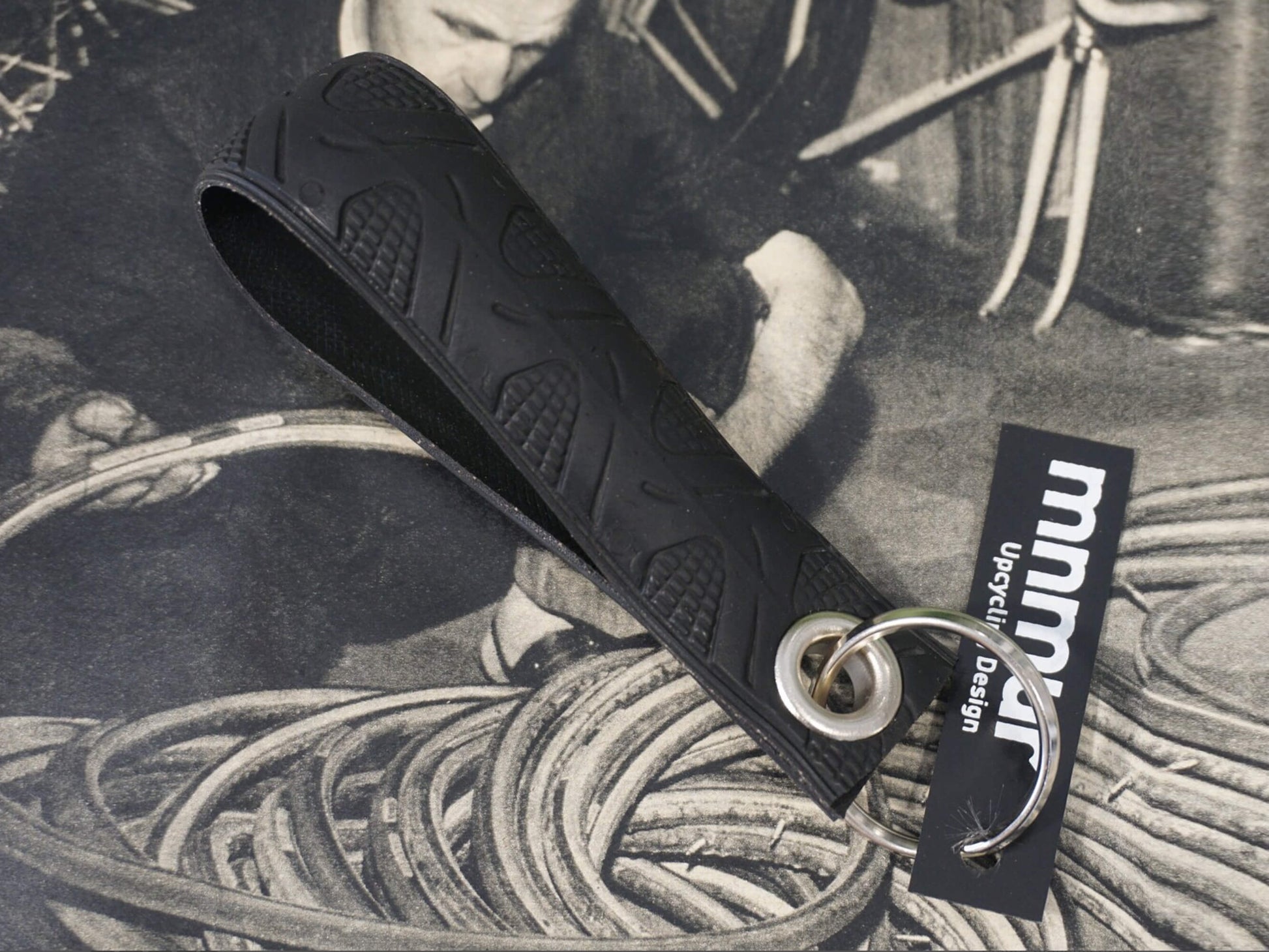 Portachiavi in copertone di bicicletta riciclato. Colore Nero