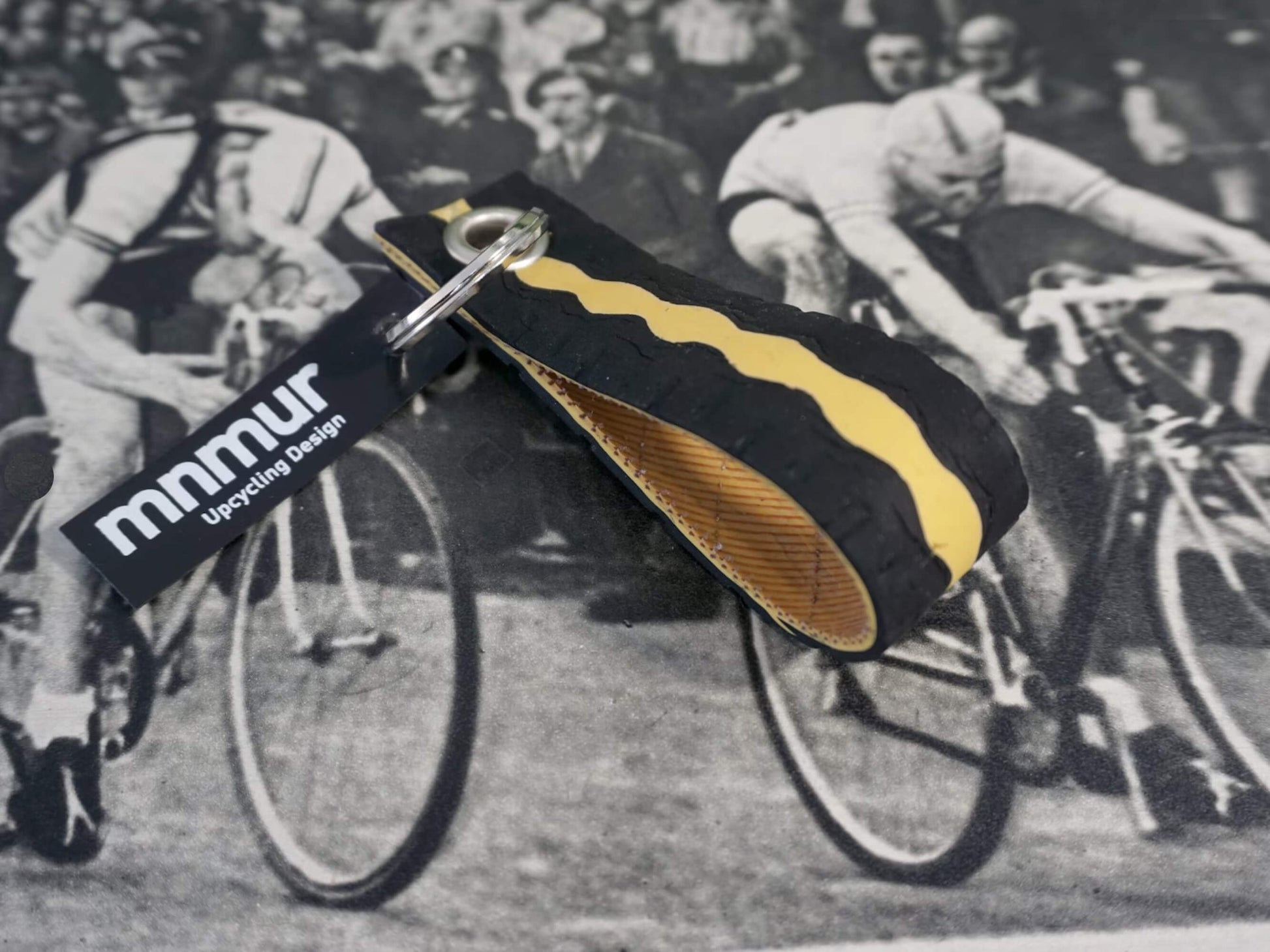 Portachiavi in copertone di bicicletta riciclato. Colore Nero/Giallo