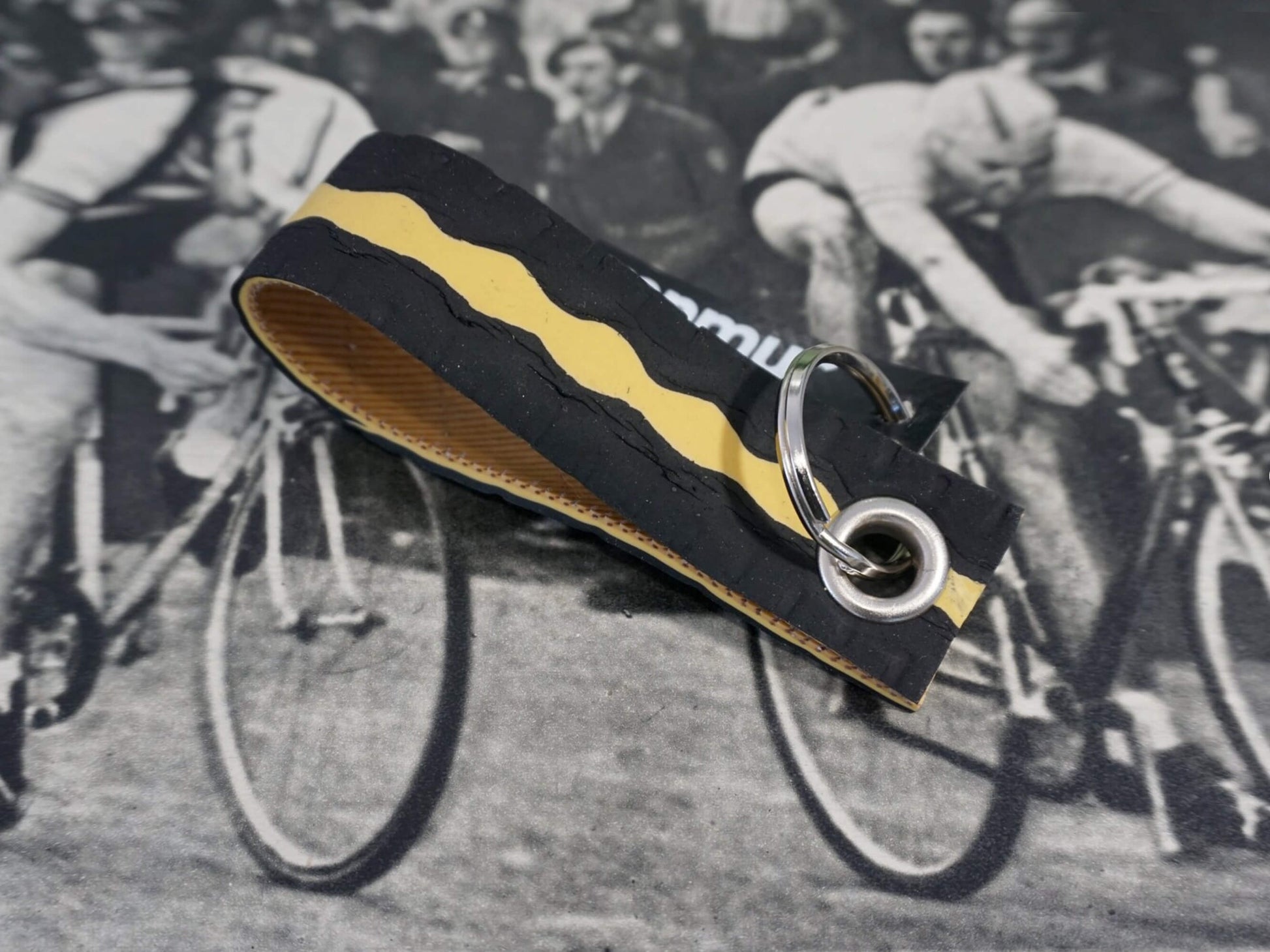 Portachiavi in copertone di bicicletta riciclato. Colore Nero/Giallo