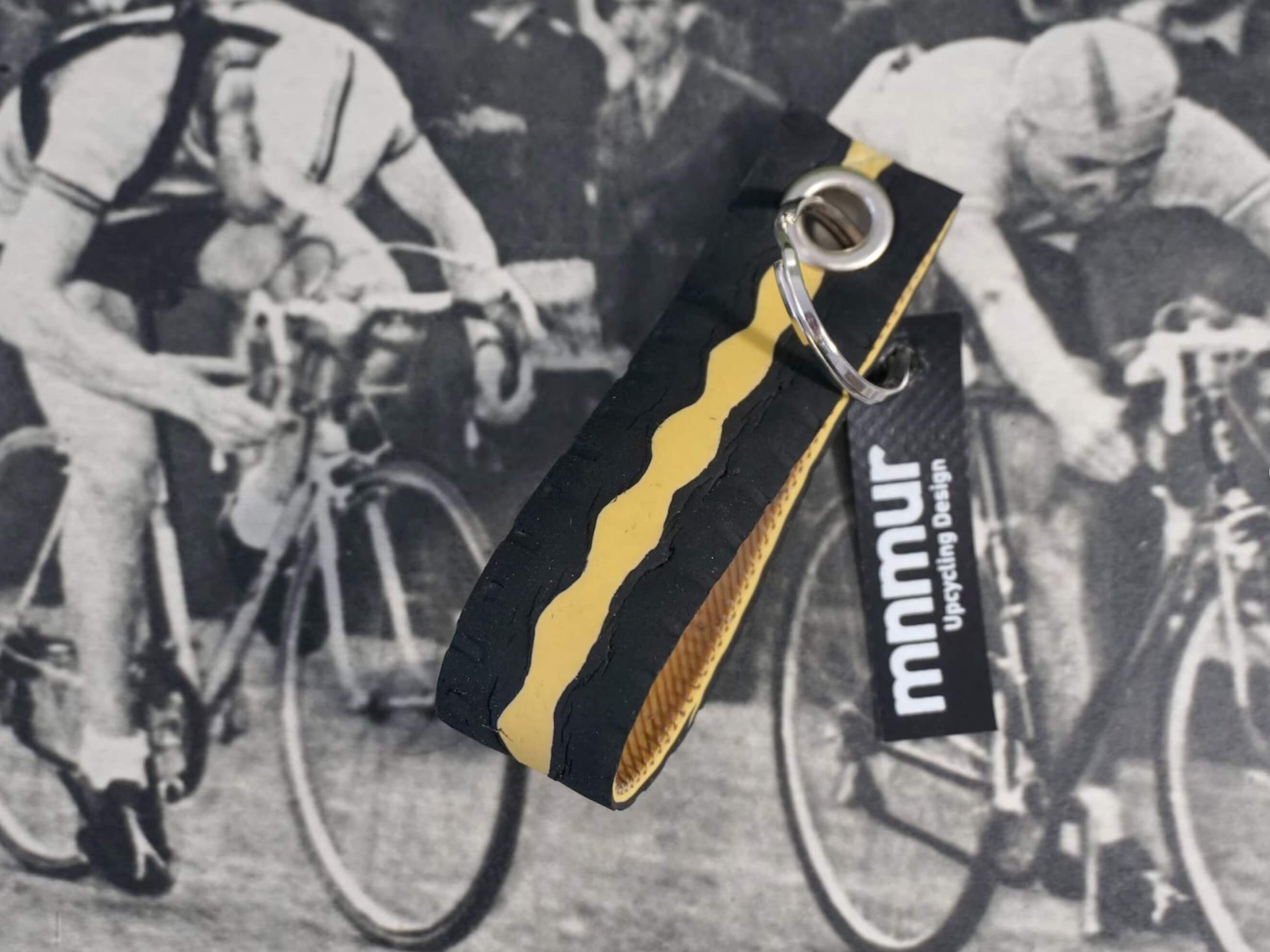 Portachiavi in copertone di bicicletta riciclato. Colore Nero/Giallo