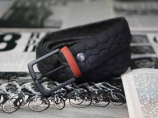 Cintura in copertone di bicicletta con fibbia nera.
