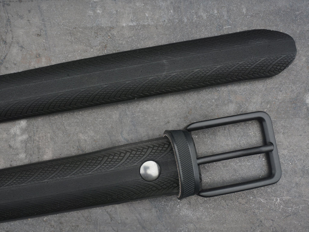 Cintura in copertone di bicicletta riciclato di colore nero con fibbia in metallo nero opaco.
