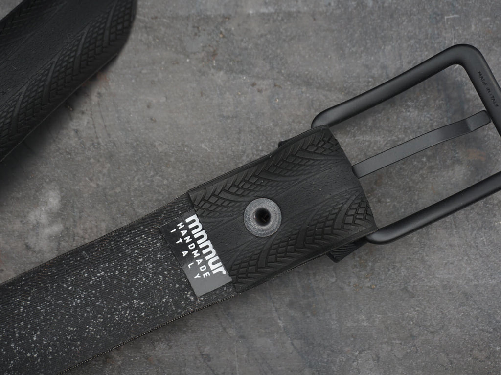 Cintura in copertone di bicicletta riciclato di colore nero con fibbia in metallo nero opaco.