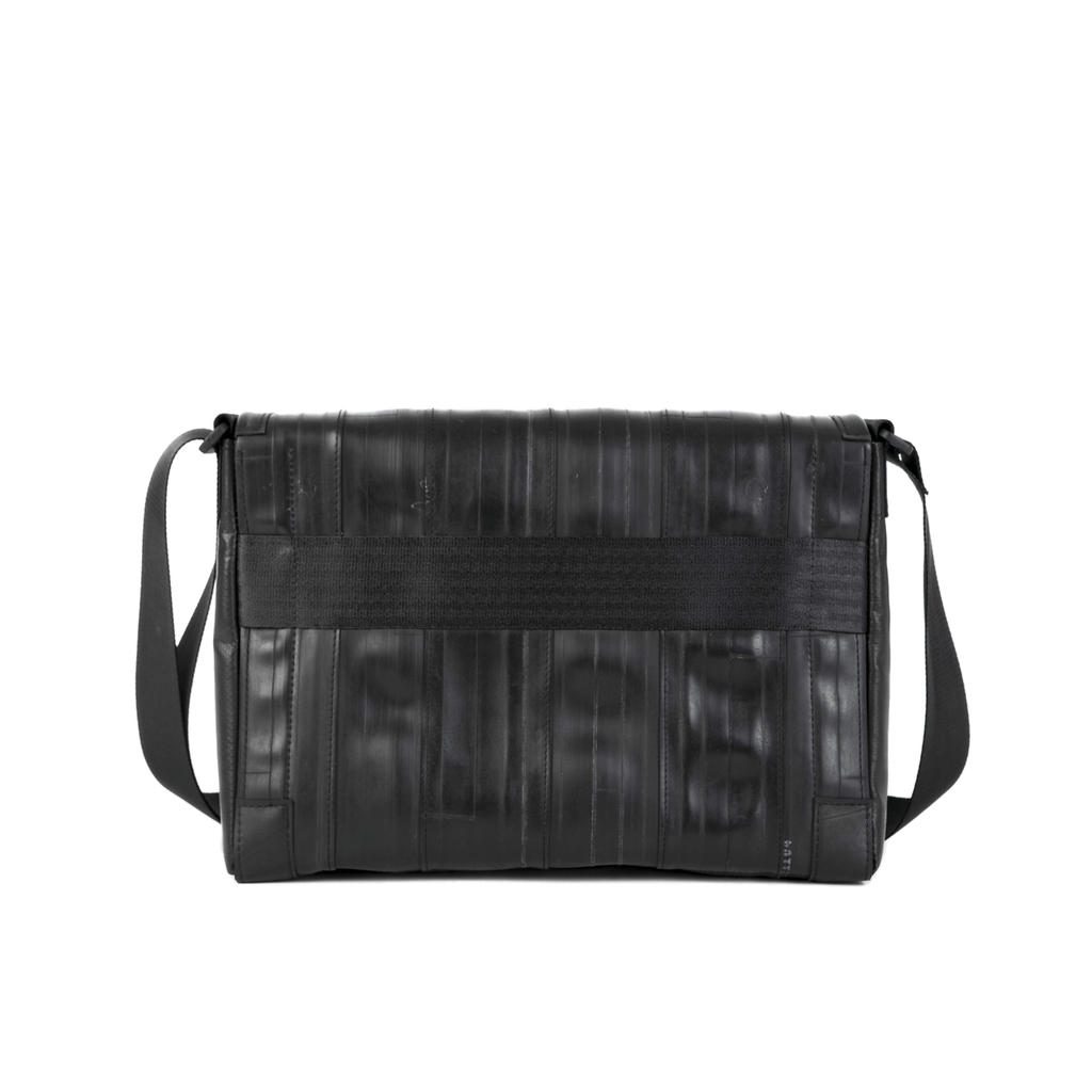 borsa a tracolla in camera d'aria riciclata, borsa vegan, messenger bag nera fatta a mano in Italia