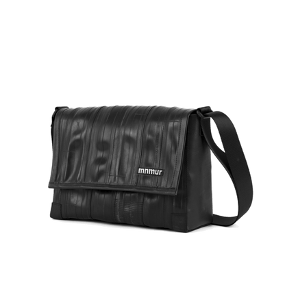 borsa a tracolla in camera d'aria riciclata, borsa vegan, messenger bag nera fatta a mano in Italia