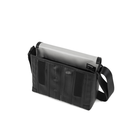 borsa a tracolla in camera d'aria riciclata, borsa vegan, messenger bag nera fatta a mano in Italia