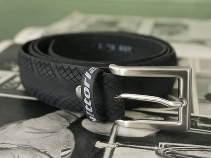 Cintura in copertone di bicicletta riciclato di colore nero con fibbia in metallo.
