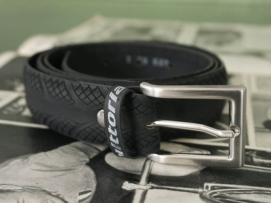 Cintura in copertone di bicicletta riciclato di colore nero con fibbia in metallo.