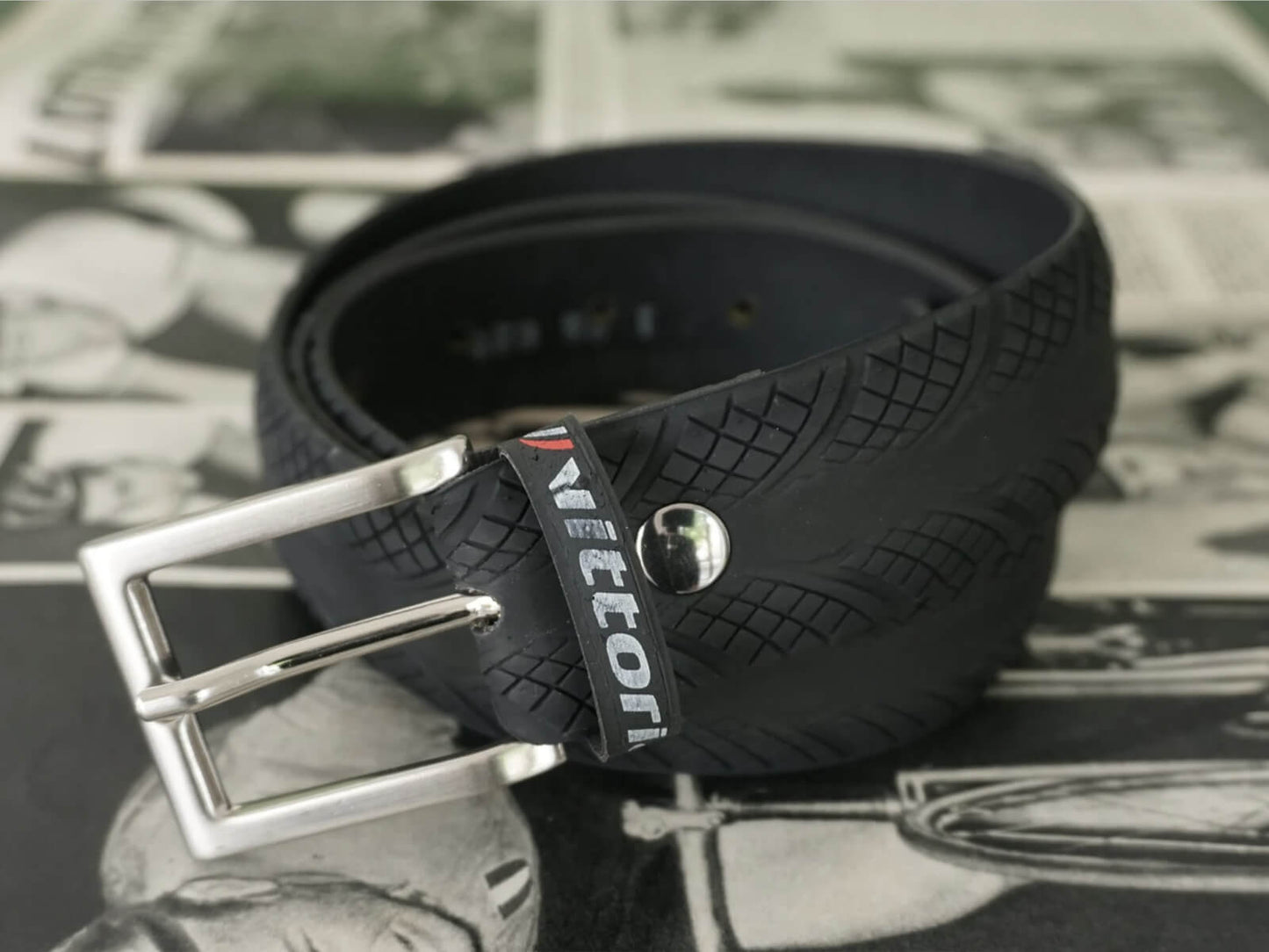 Cintura in copertone di bicicletta riciclato di colore nero con fibbia in metallo.