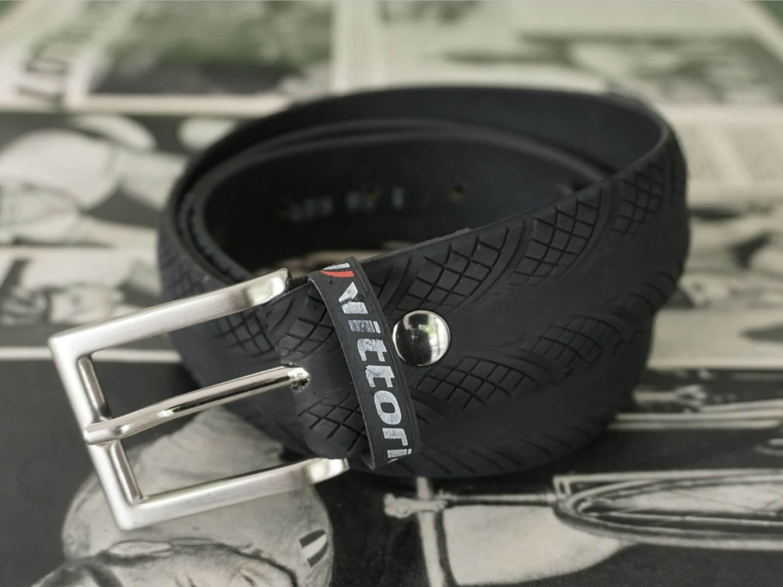 Cintura in copertone di bicicletta riciclato di colore nero con fibbia in metallo.