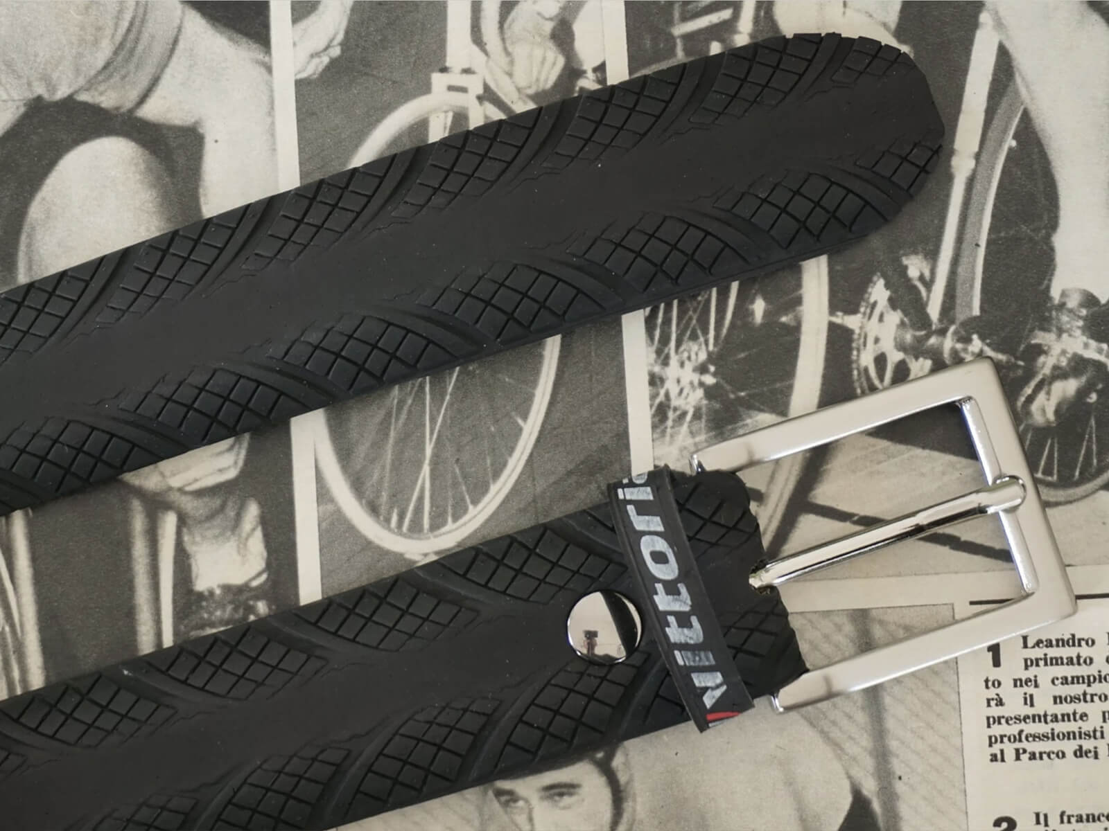 Cintura in copertone di bicicletta riciclato di colore nero con fibbia in metallo.