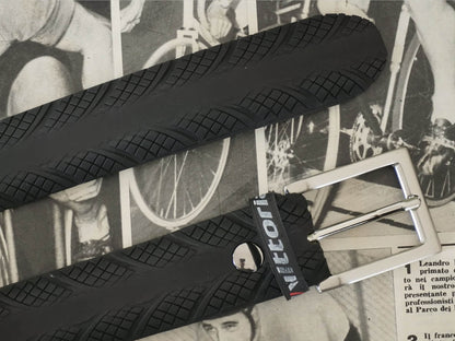 Cintura in copertone di bicicletta riciclato di colore nero con fibbia in metallo.